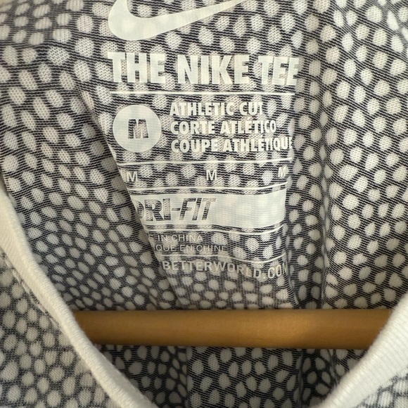 Nike Gray T-Shirt with Neon Swoosh Size M - Picture 3 of 3